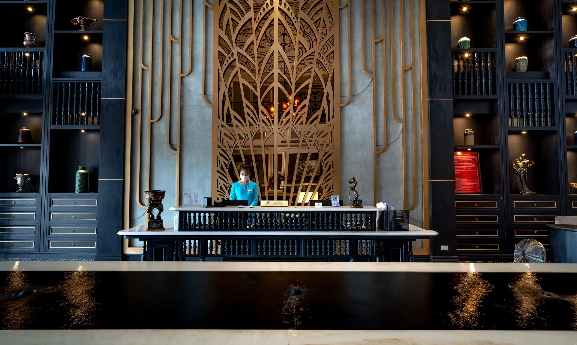 Elegante Hotelrezeption des Coplermeadowpoint in Berlin