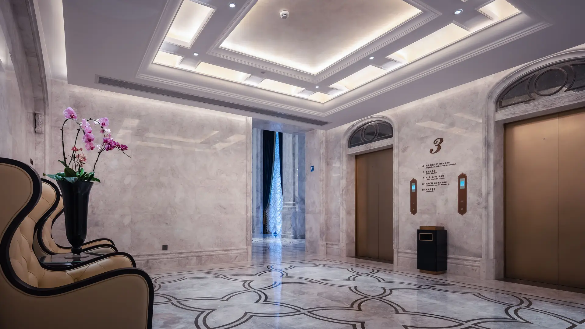 Elegantes Casino-Interieur mit gedimmtem Licht