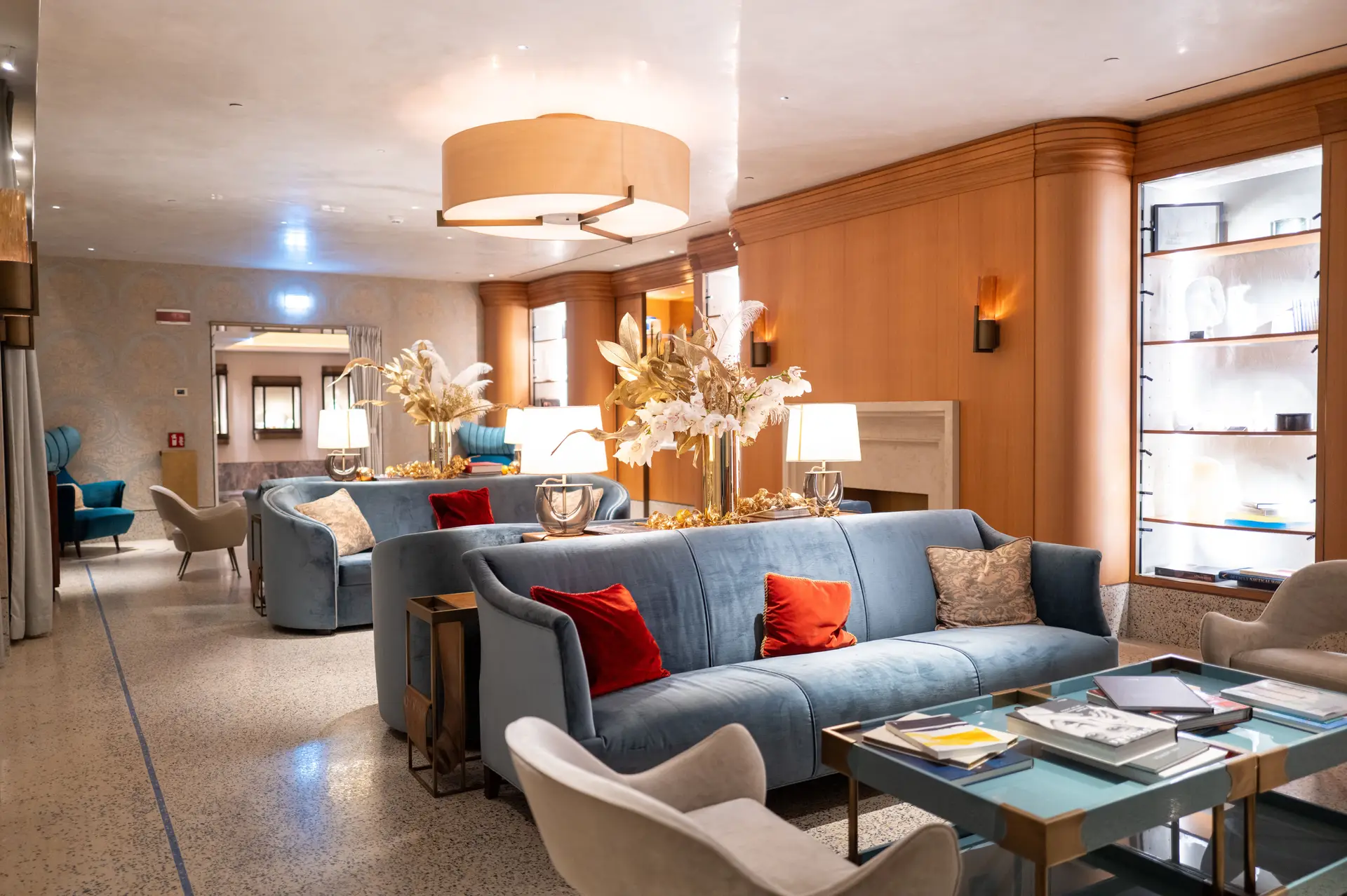 Exklusive Hotel-Lounge mit komfortablen Sitzgelegenheiten