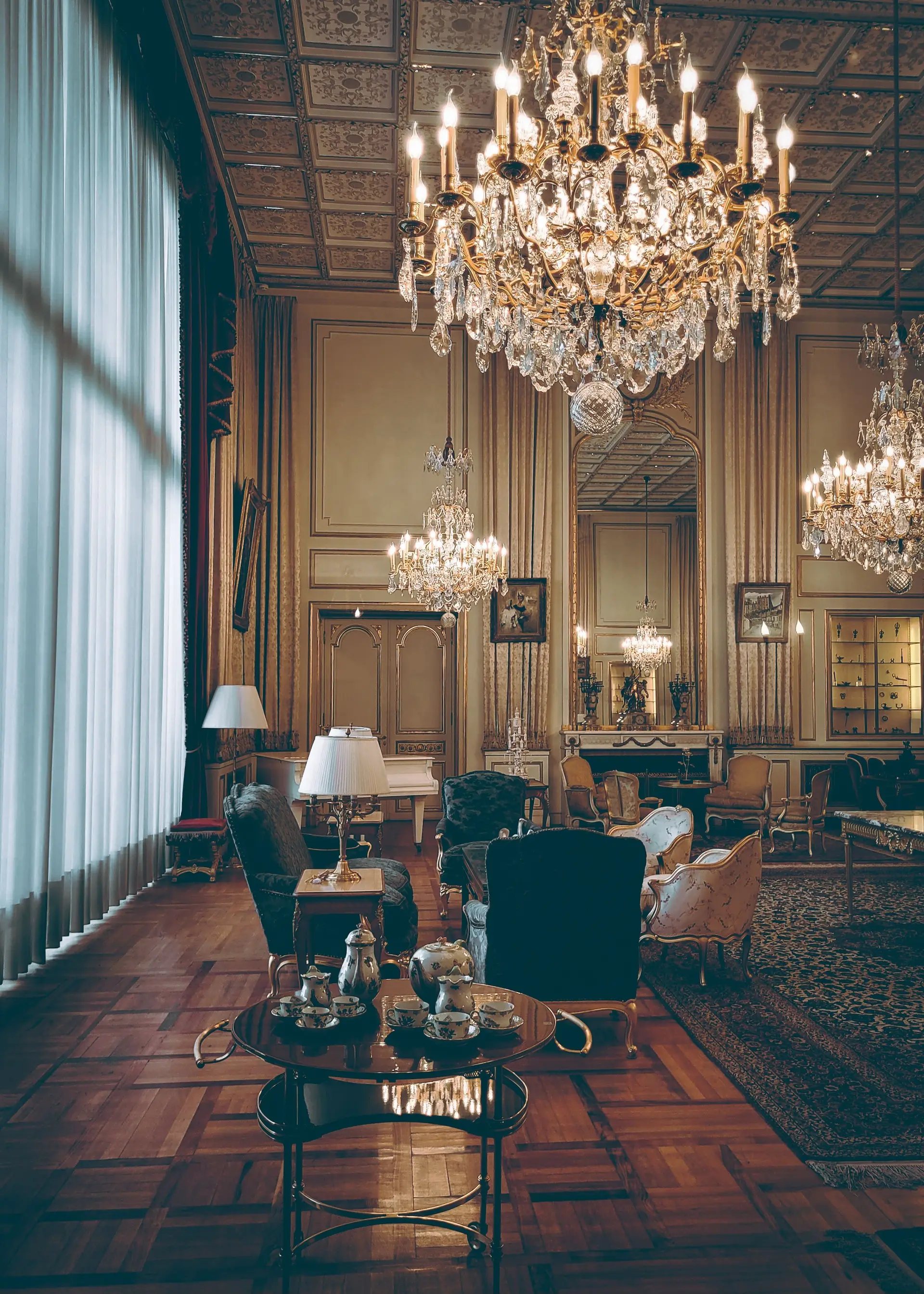 Elegante Hotellobby mit klassischem Dekor