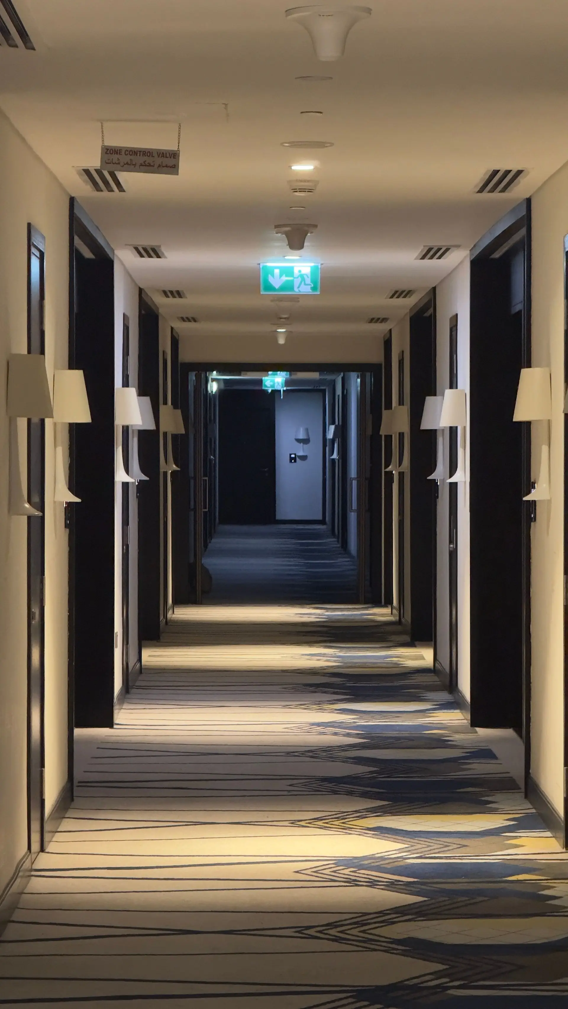 Moderner Flur im Hotelbereich