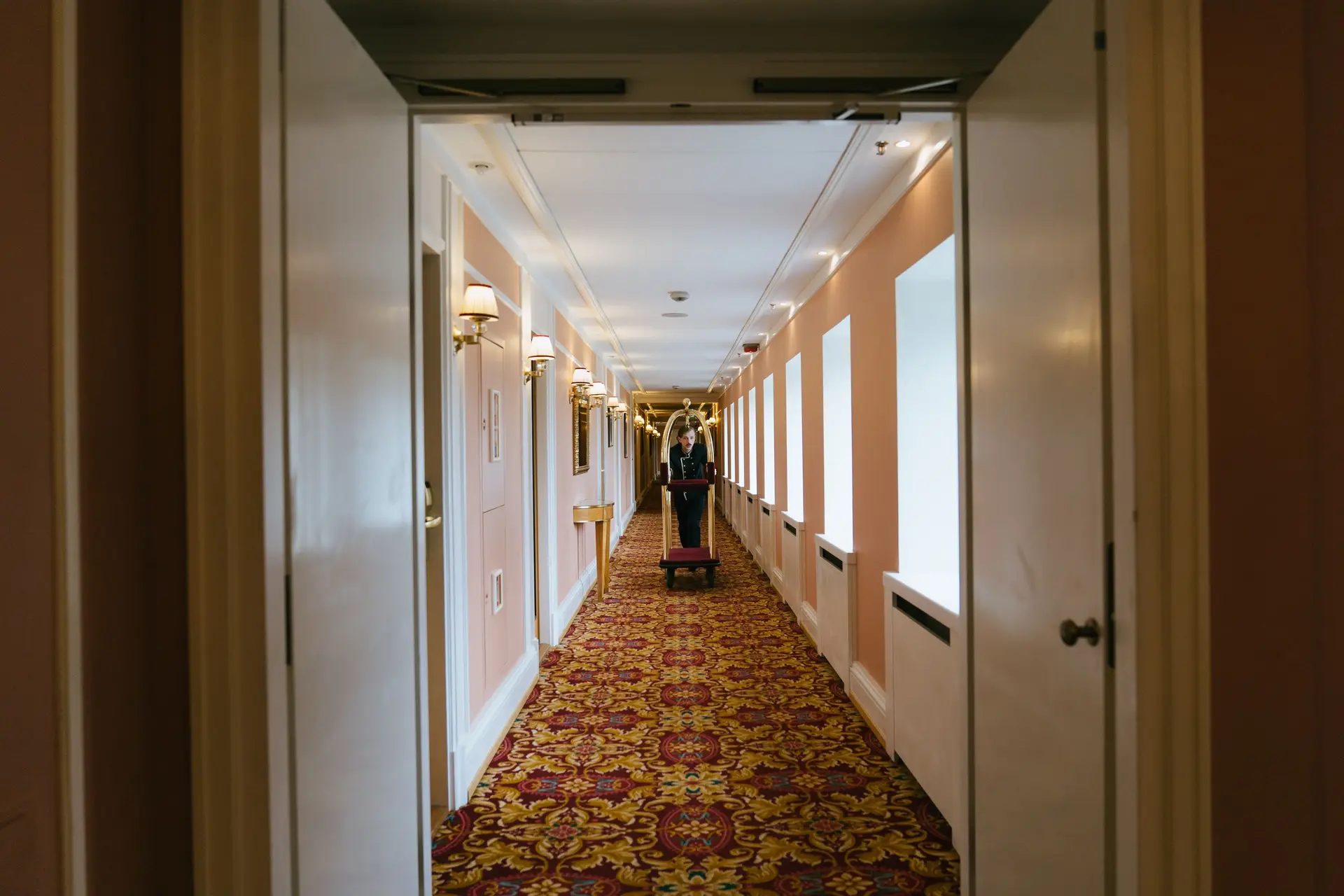 Hotelkorridor mit Gepäckservice