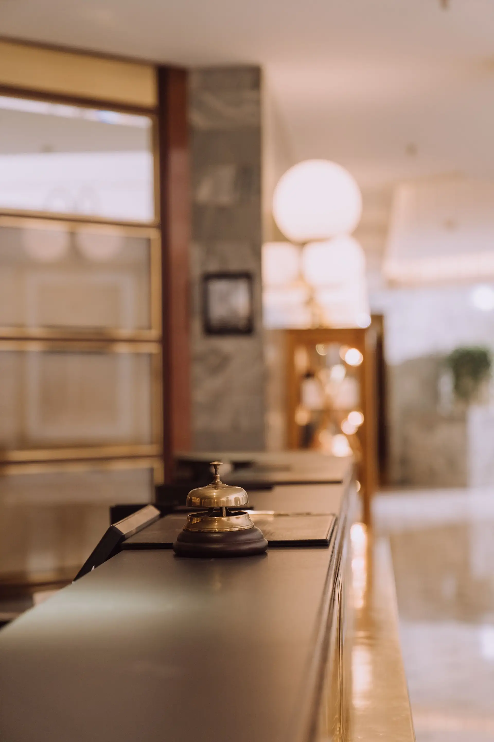 Professioneller Empfangsbereich des Hotels